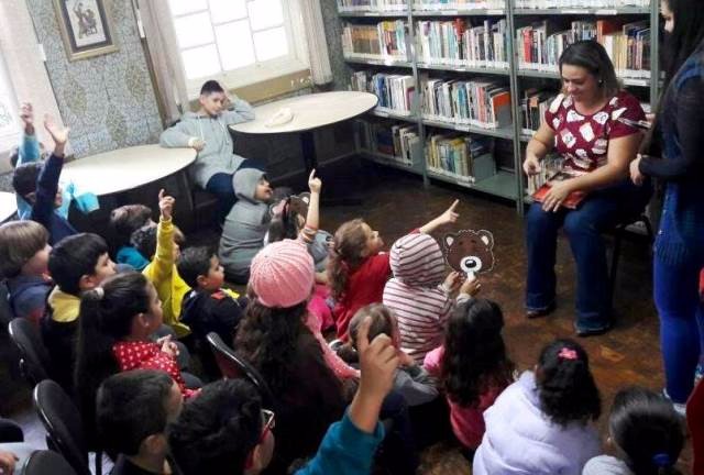 2017622_foto - Carla Lucena participa de projeto de incentivo à leitura na Biblioteca